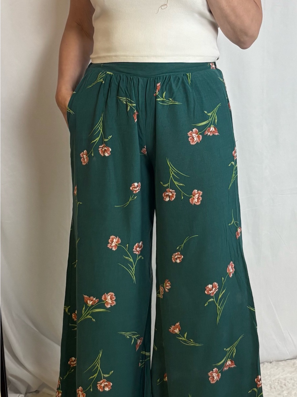 Jaase Emerald Green Wide-Leg Floral Pants with Pink Blooms